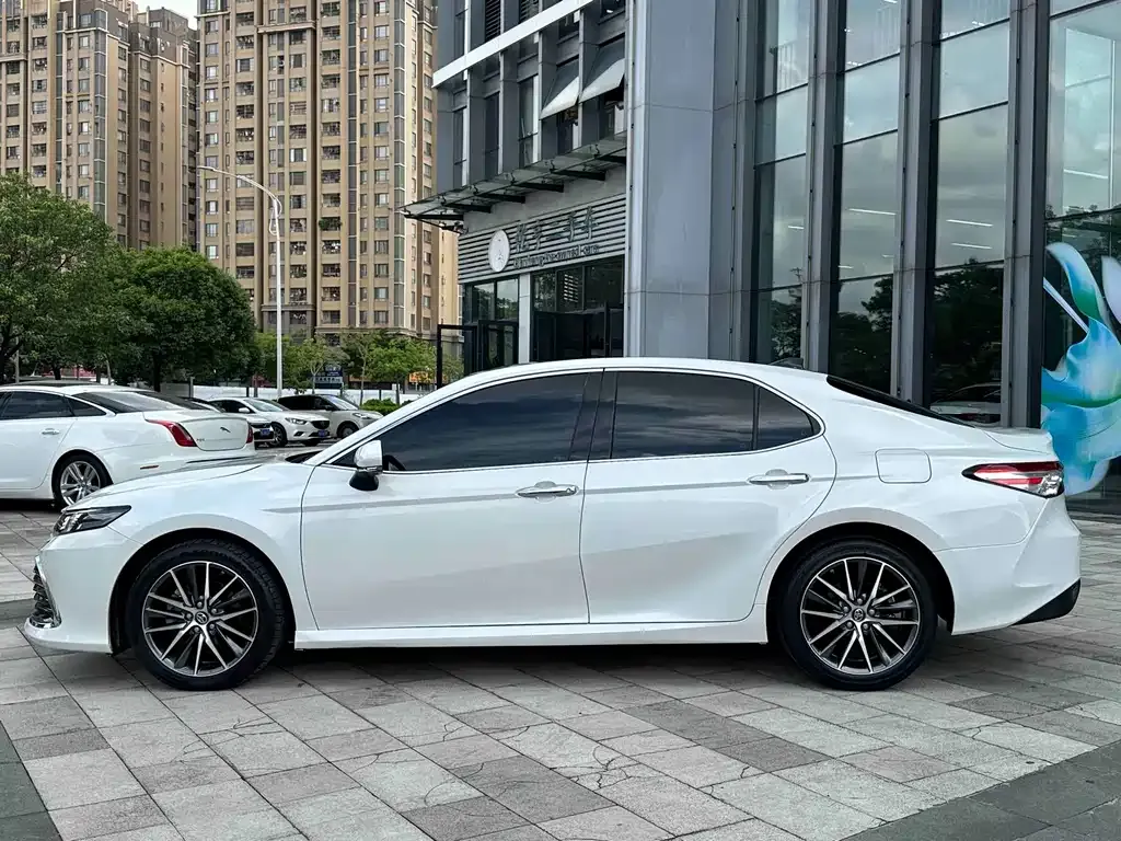 Toyota Camry — фото 10