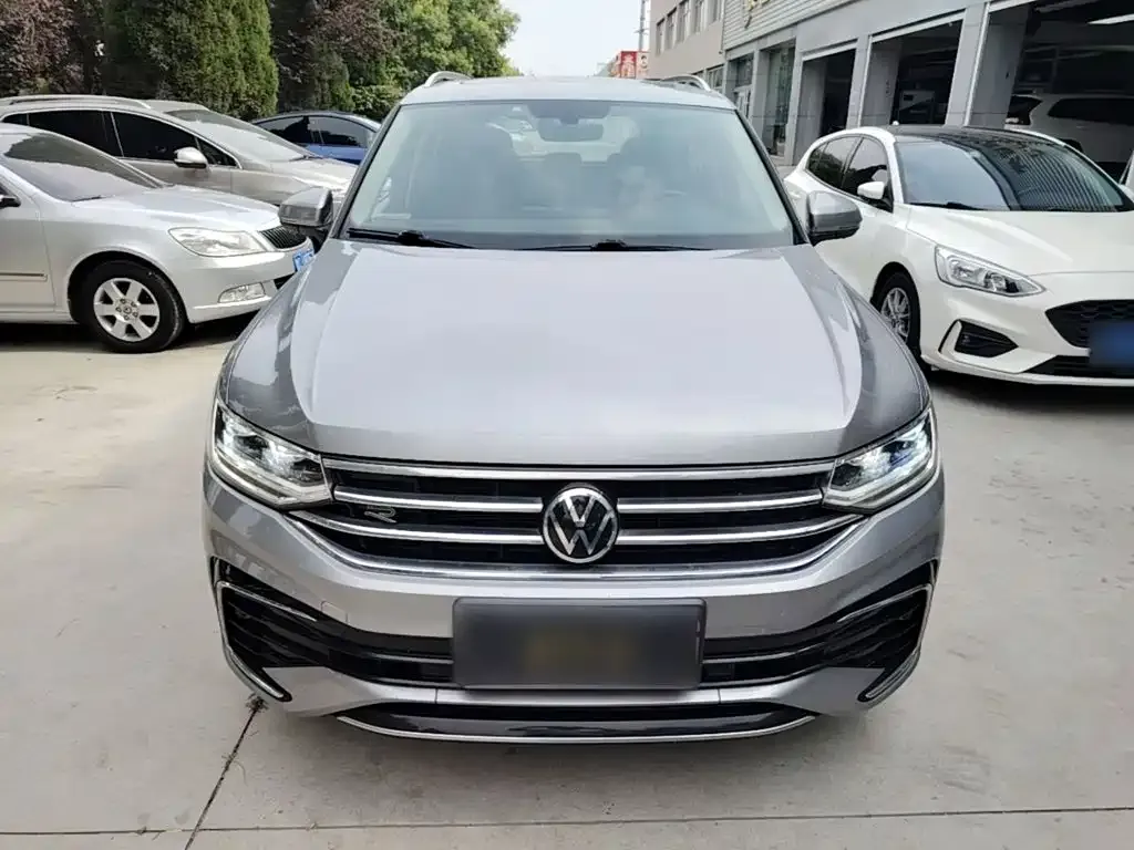 Volkswagen Tiguan L — фото 10