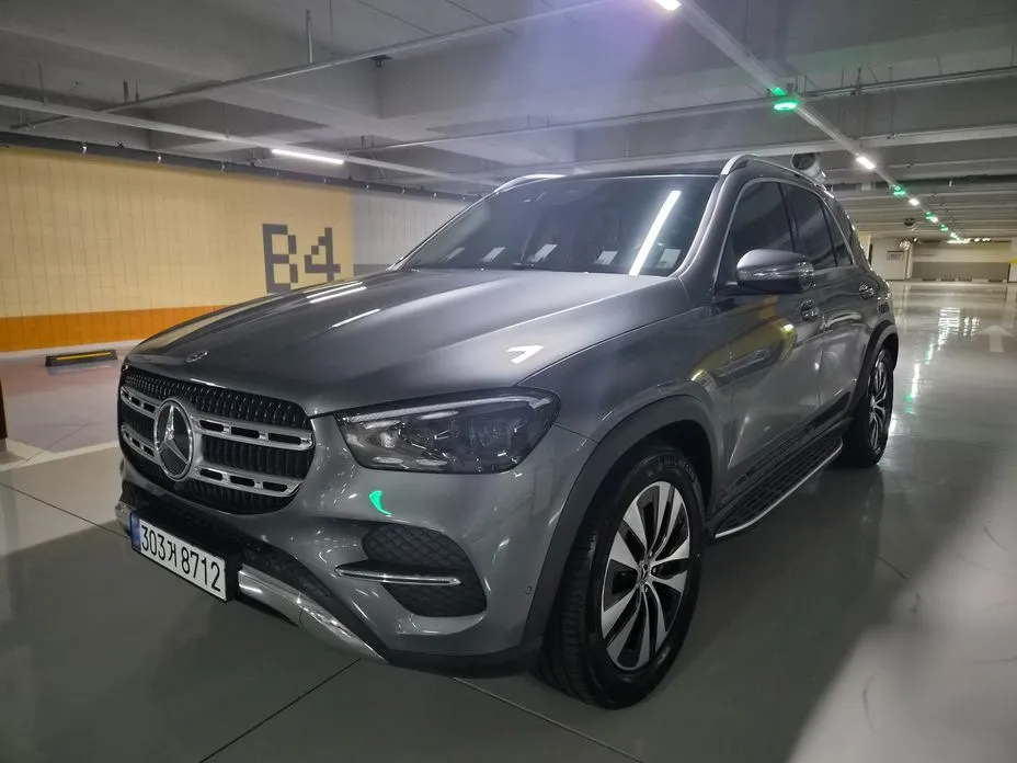 Mercedes-Benz GLE-Class GLE300d 4MATIC 1