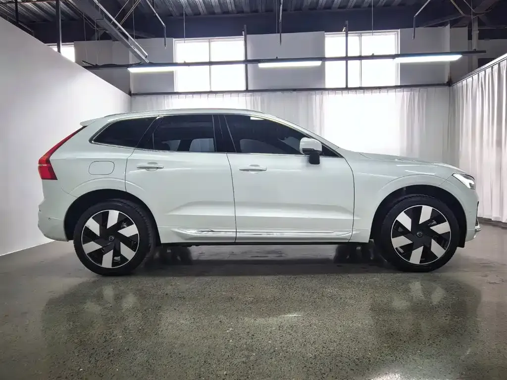 Volvo XC60 PHEV — фото 10