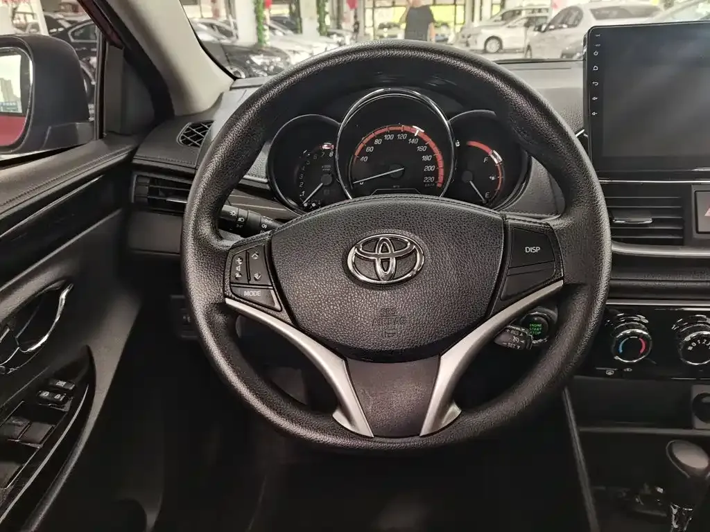 Toyota Yaris L — фото 8