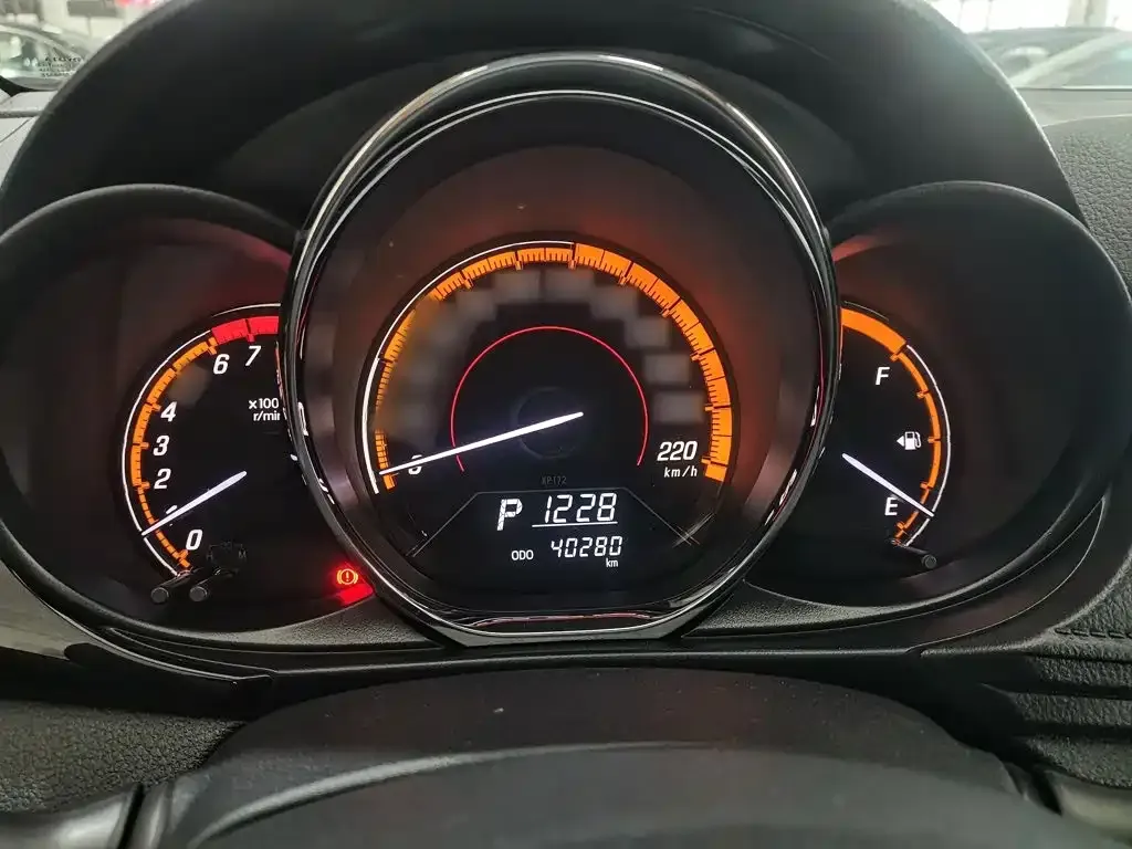 Toyota Yaris L — фото 10
