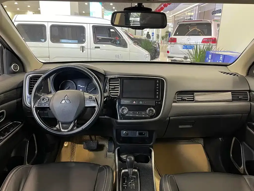 Mitsubishi Outlander — фото 7