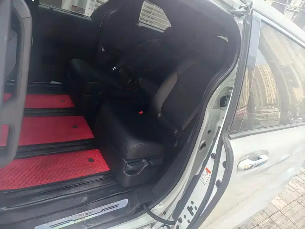 Toyota Granvia — фото 2