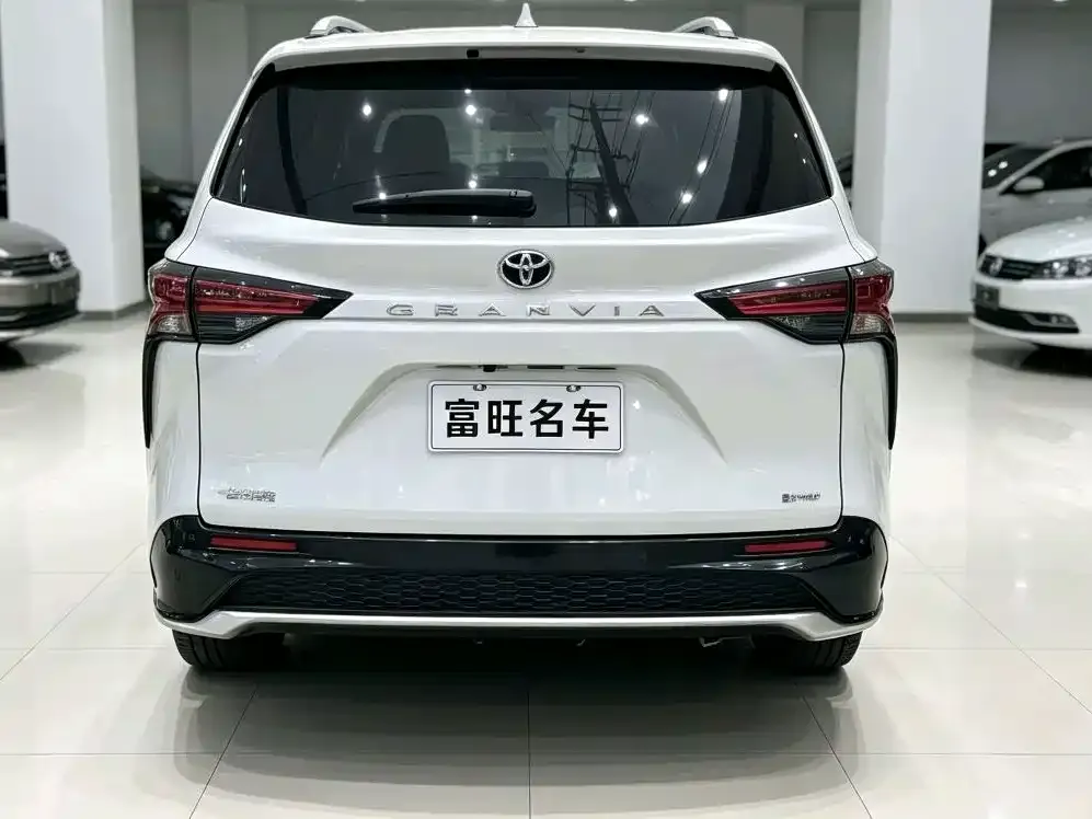 Toyota Granvia — фото 6