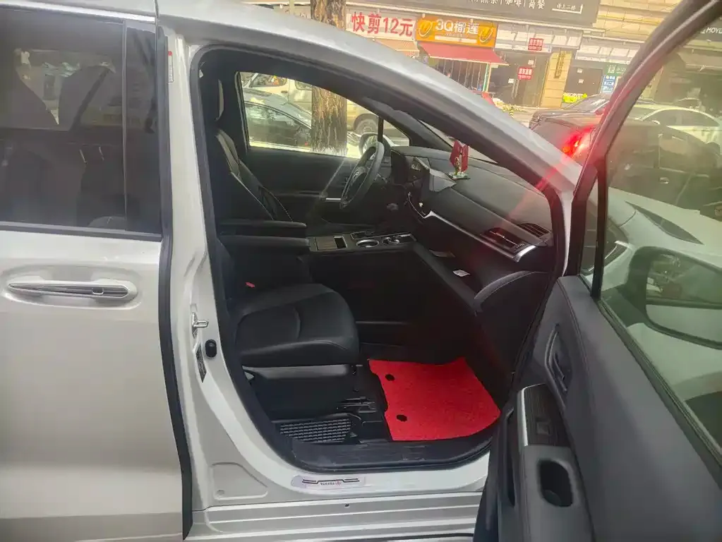 Toyota Granvia — фото 10