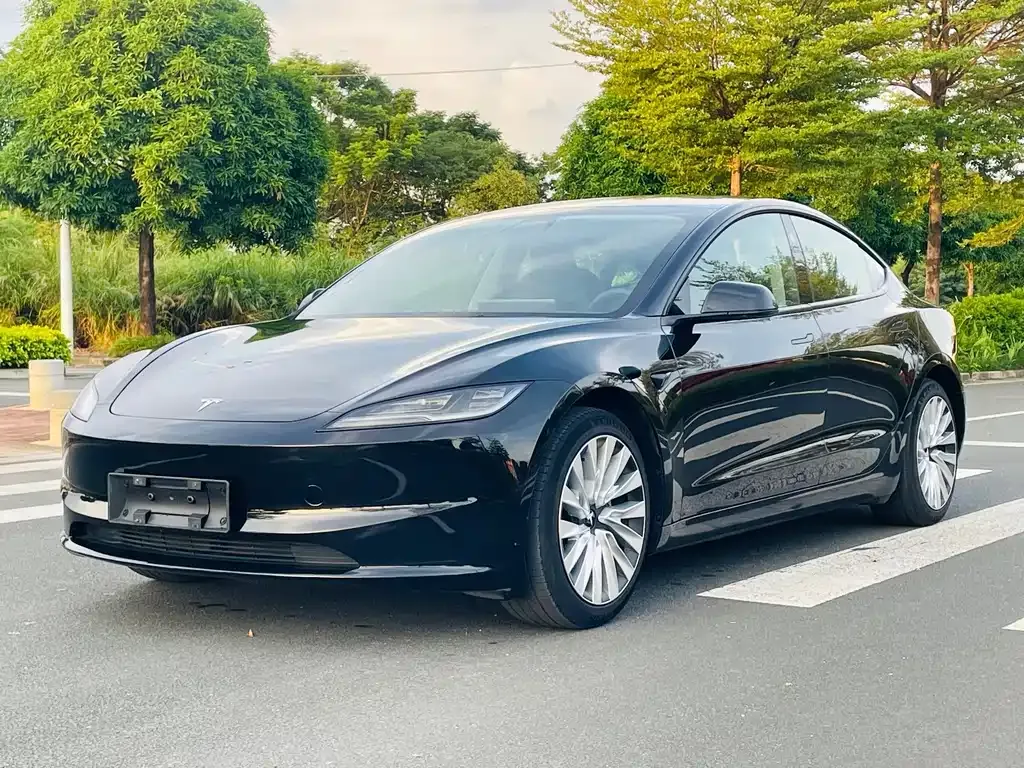 Tesla Model 3 — фото 1