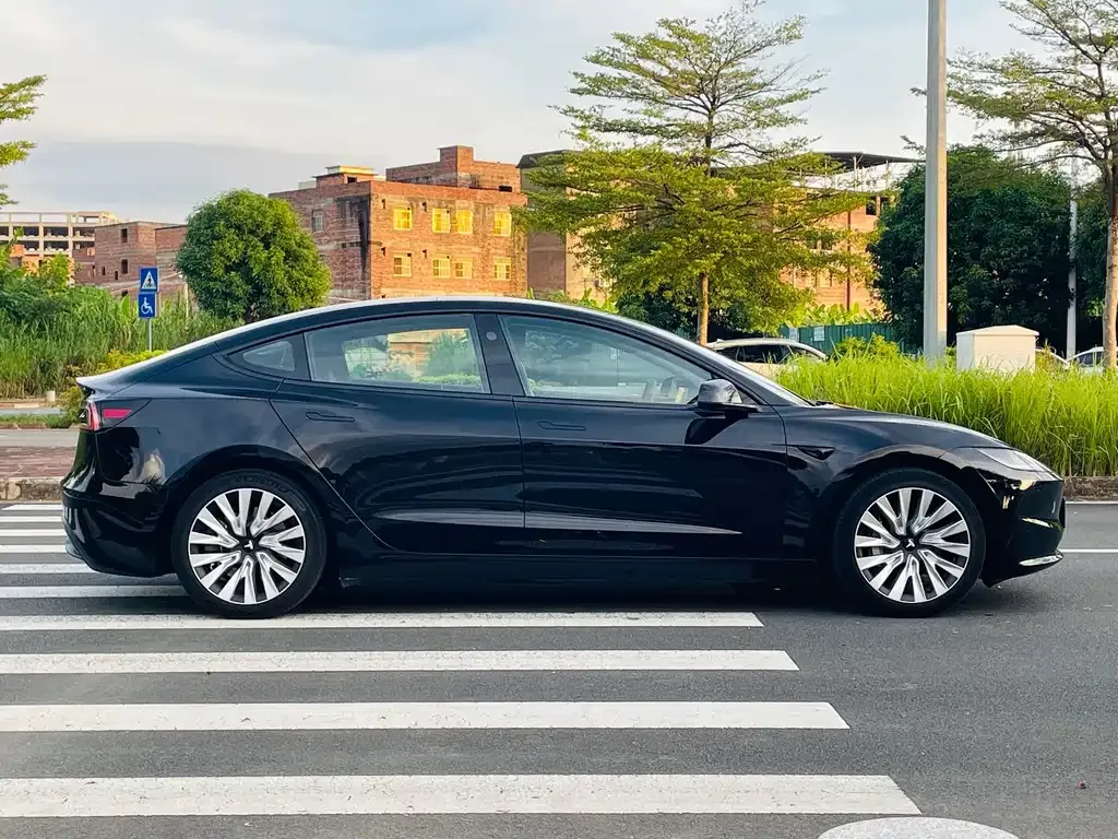 Tesla Model 3 — фото 6