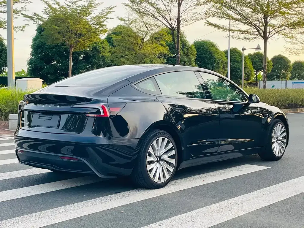 Tesla Model 3 — фото 10