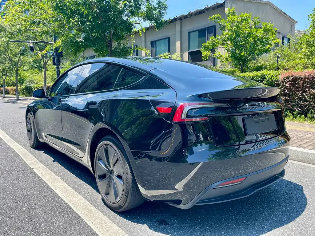 Tesla Model 3 — фото 10