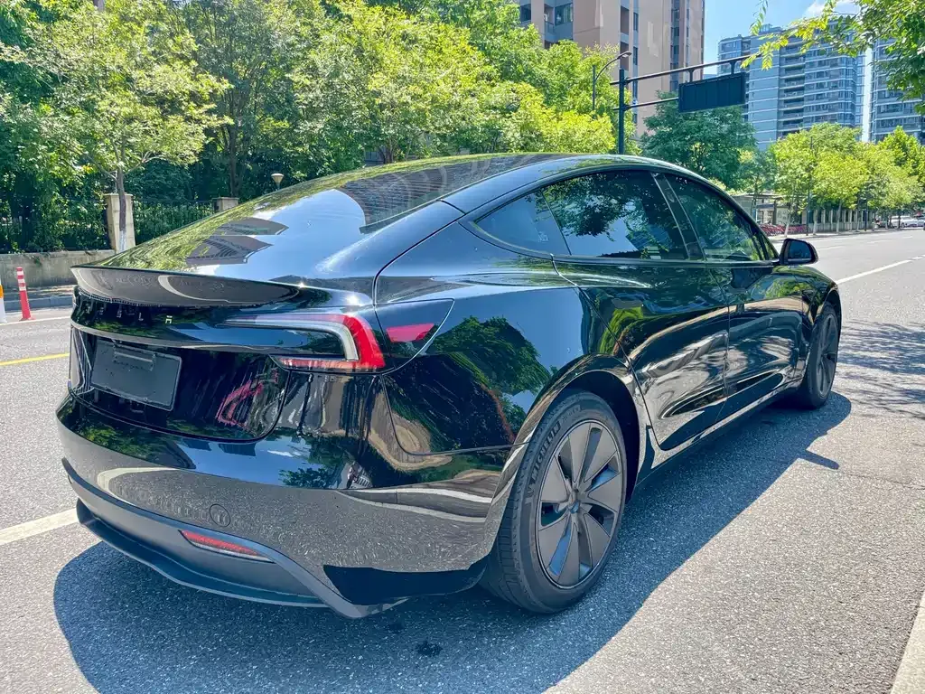 Tesla Model 3 — фото 9
