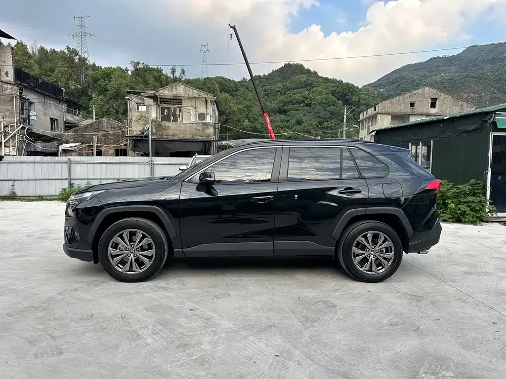 Toyota RAV4 — фото 5