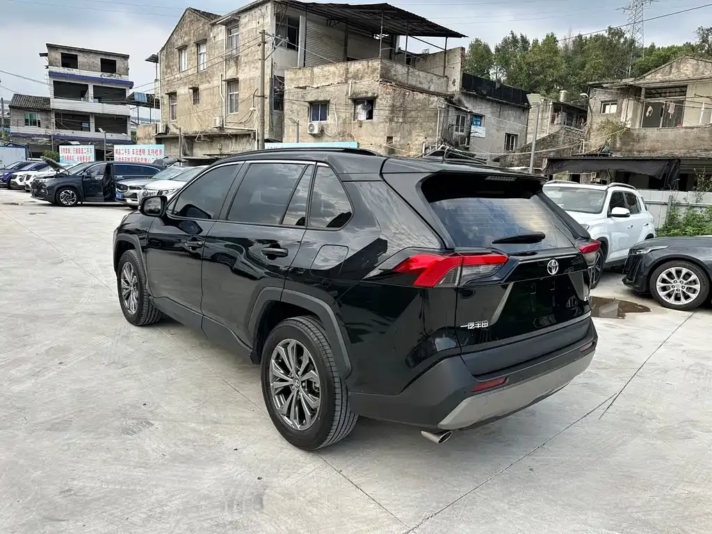 Toyota RAV4 — фото 2