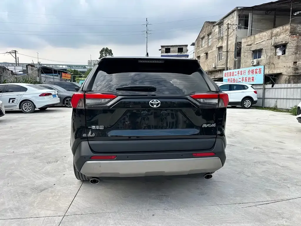 Toyota RAV4 — фото 8