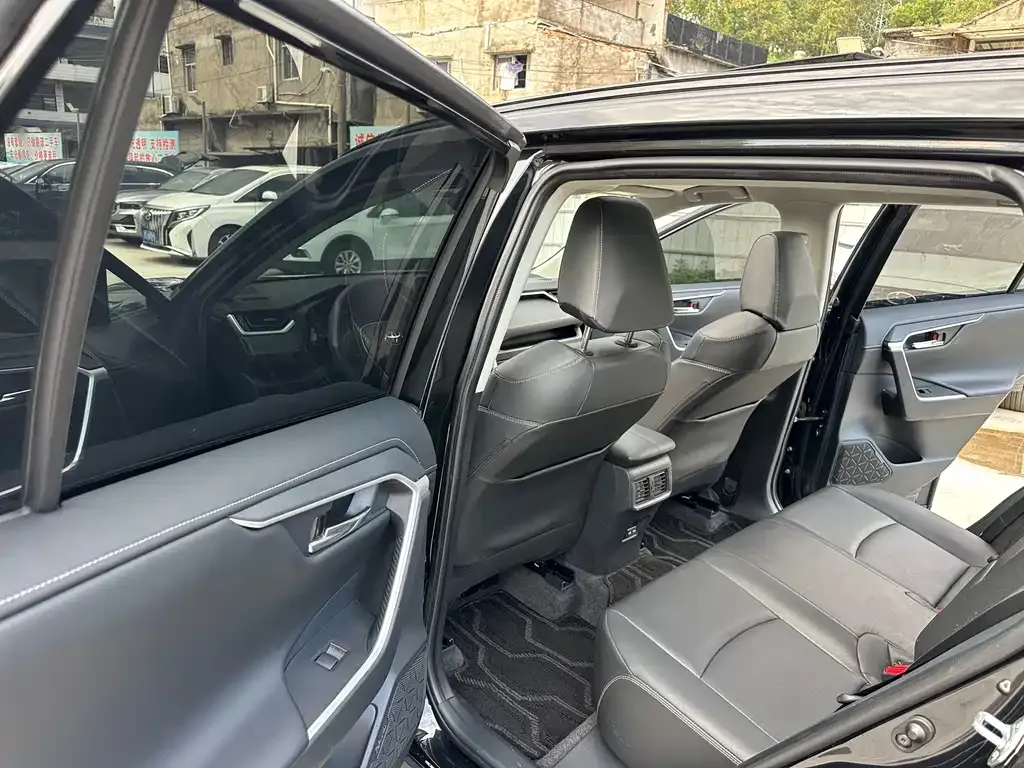 Toyota RAV4 — фото 7