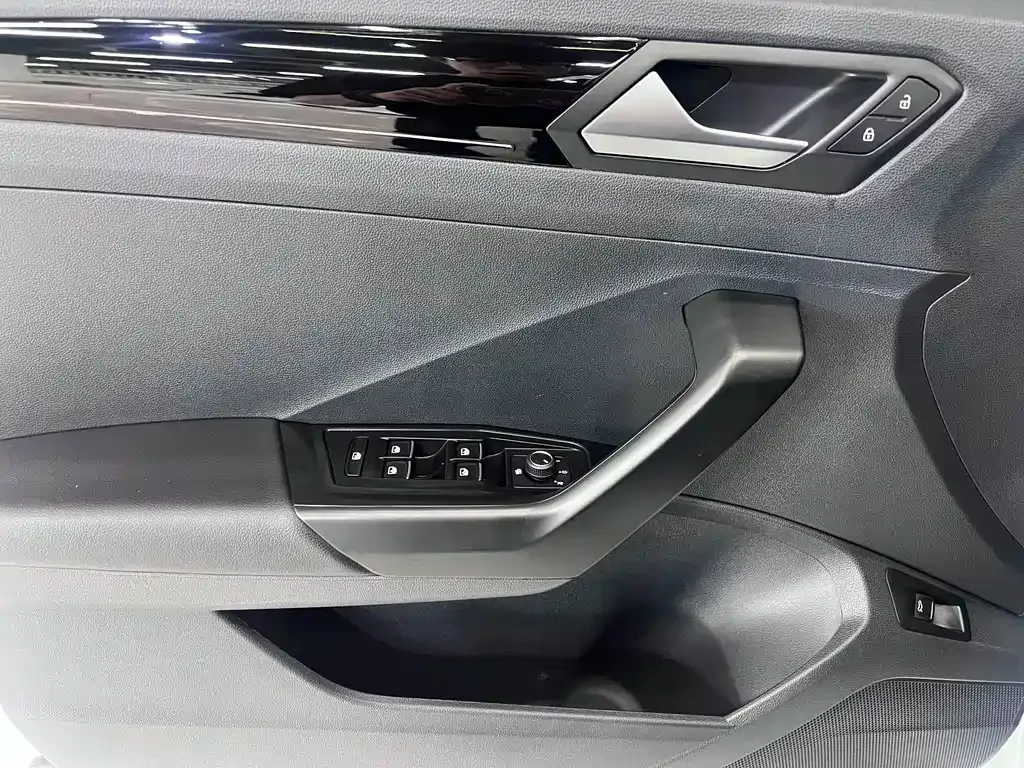 Volkswagen T-Roc — фото 6