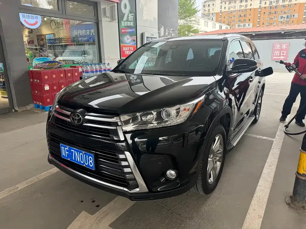 Toyota Highlander — фото 1
