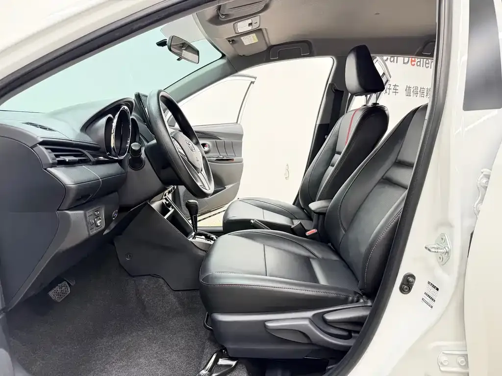 Toyota Yaris L — фото 4