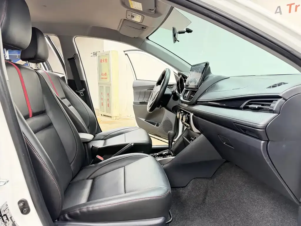 Toyota Yaris L — фото 2