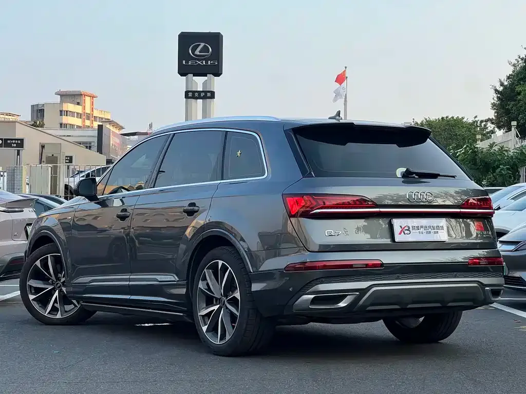 Audi Q7 — фото 10
