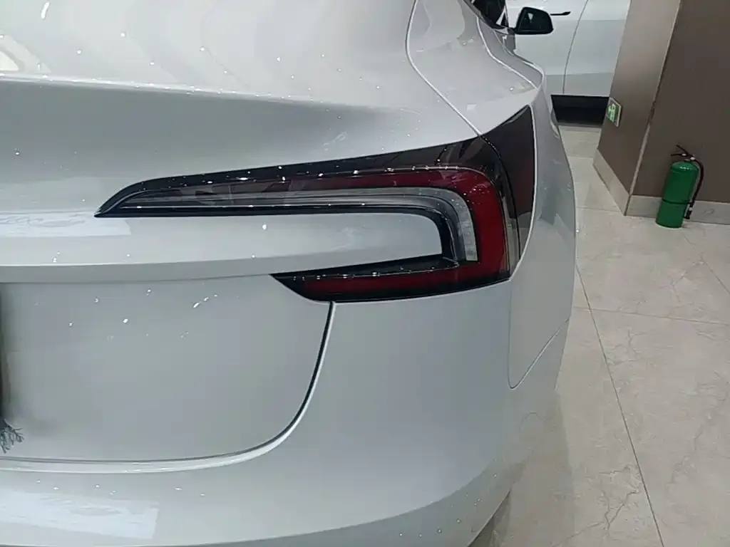 Tesla Model 3 — фото 2