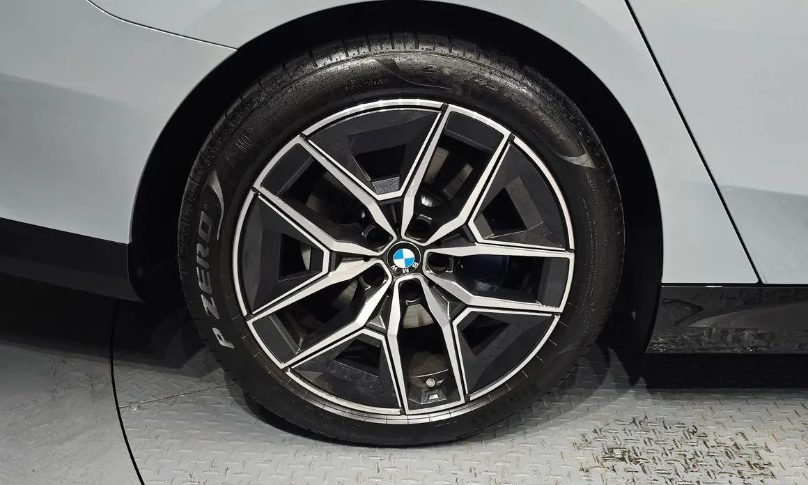 BMW 5-Series — фото 10