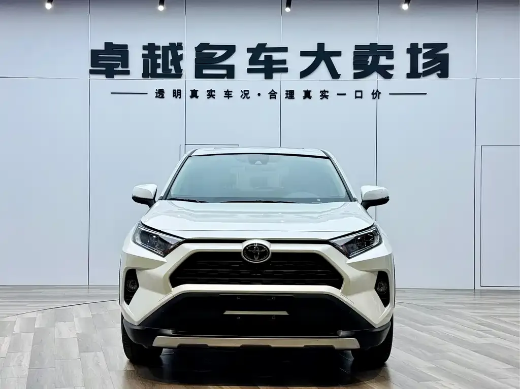 Toyota RAV4 — фото 1