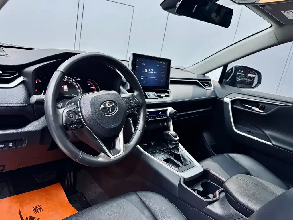 Toyota RAV4 — фото 4