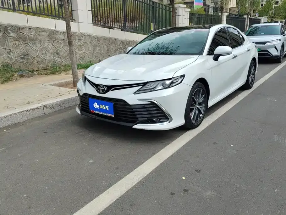 Toyota Camry — фото 1