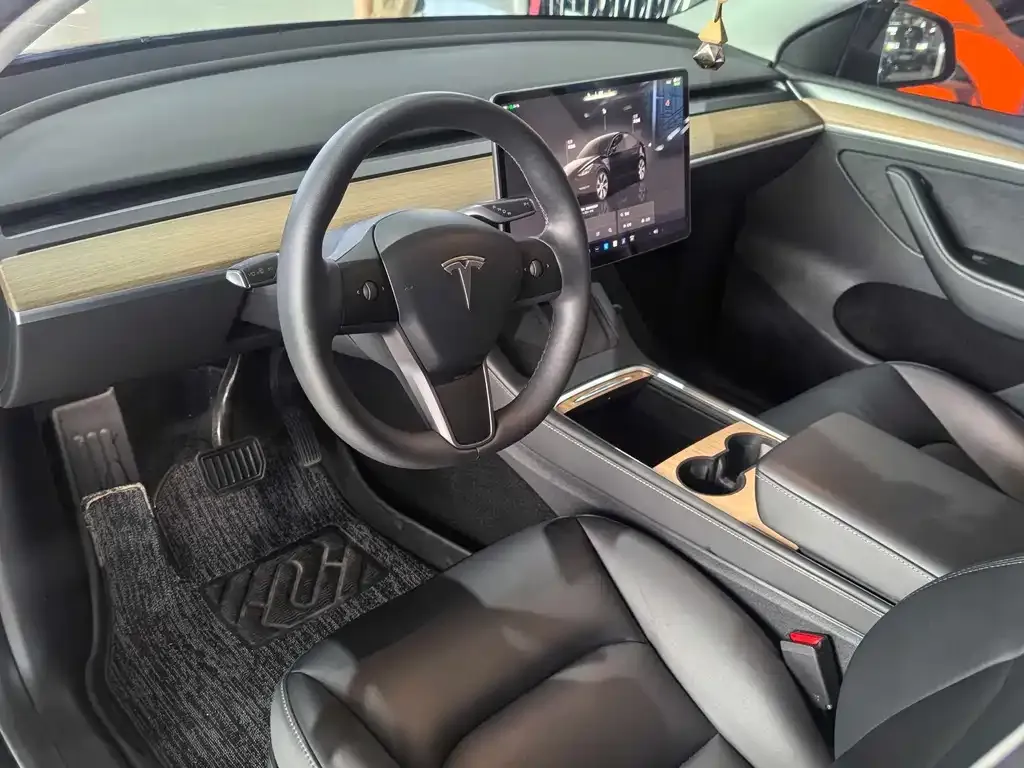 Tesla Model Y — фото 8