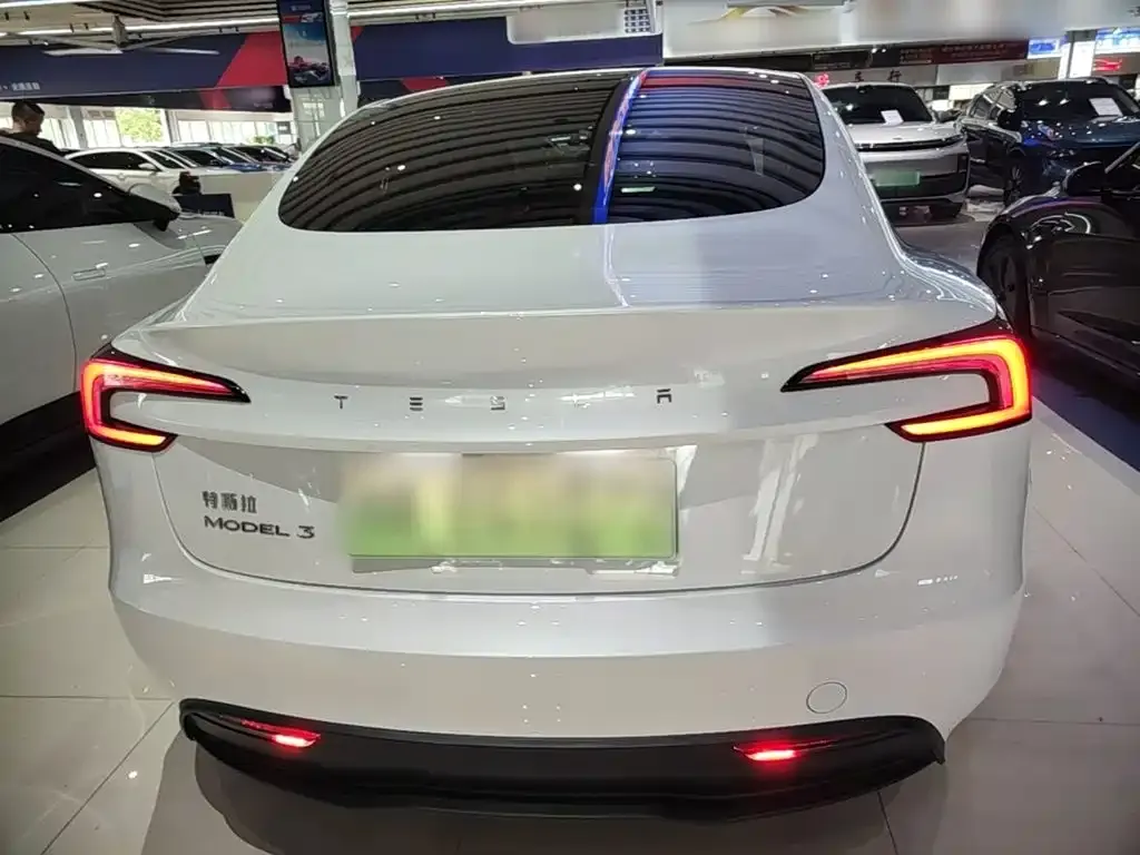 Tesla Model 3 — фото 9