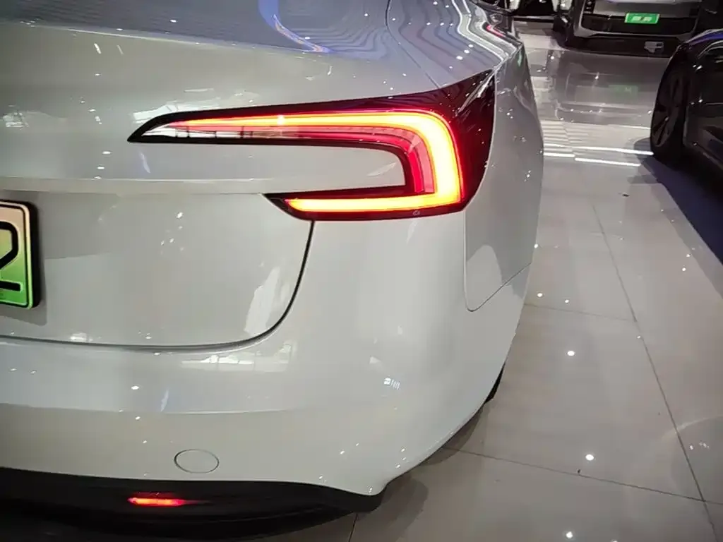 Tesla Model 3 — фото 3