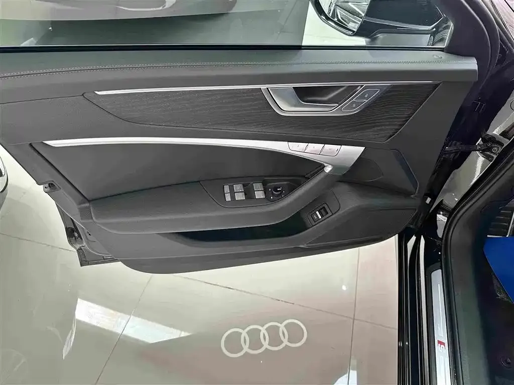 Audi A6L — фото 10