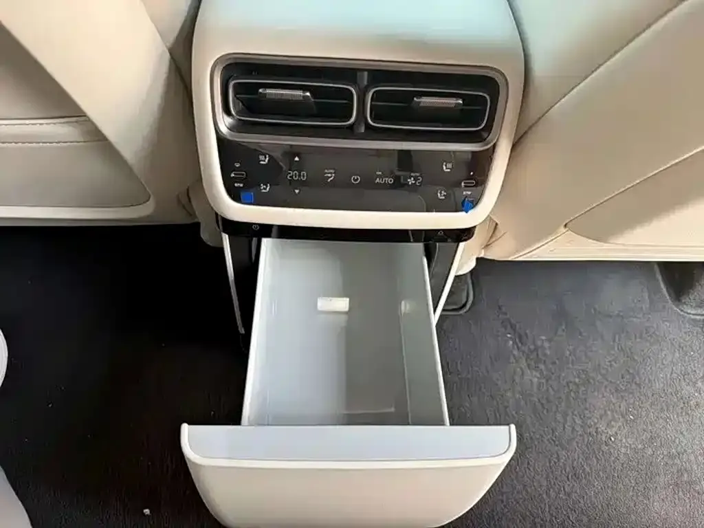 Li Auto i6 — фото 3