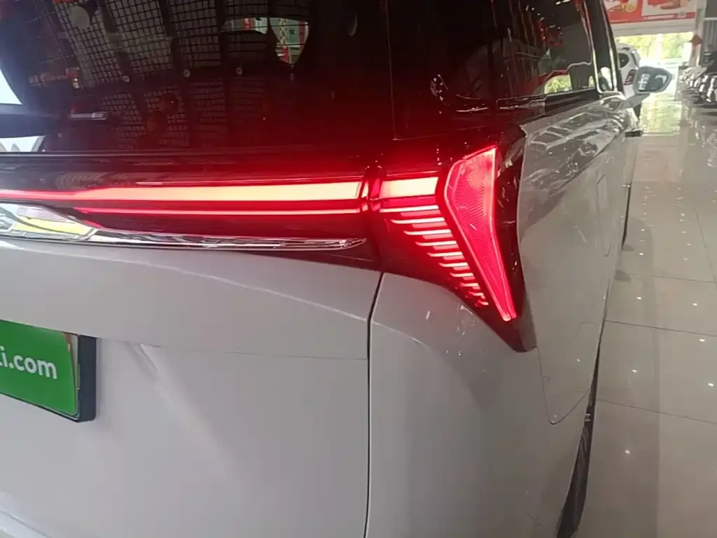 Buick GL8 Hybrid — фото 10