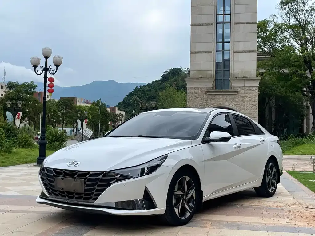 Hyundai Elantra — фото 1