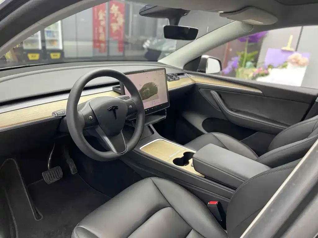 Tesla Model Y — фото 7