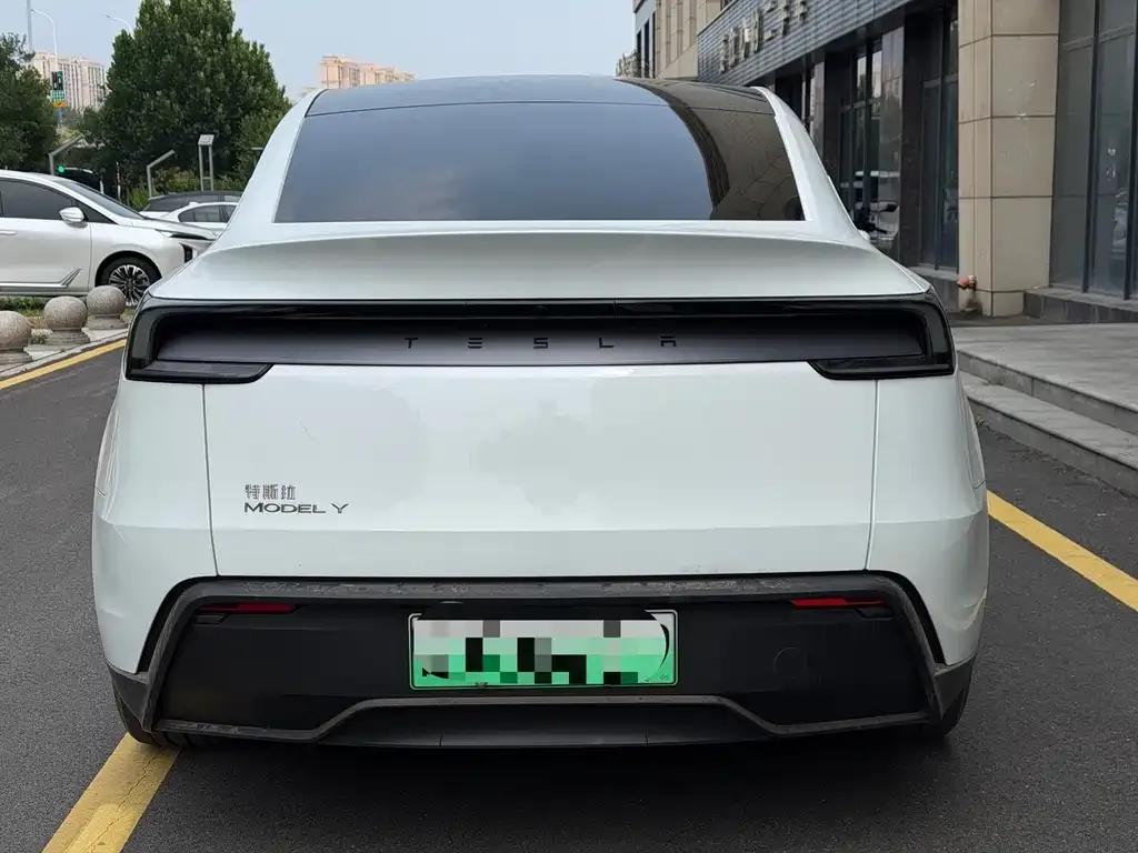 Tesla Model Y — фото 4