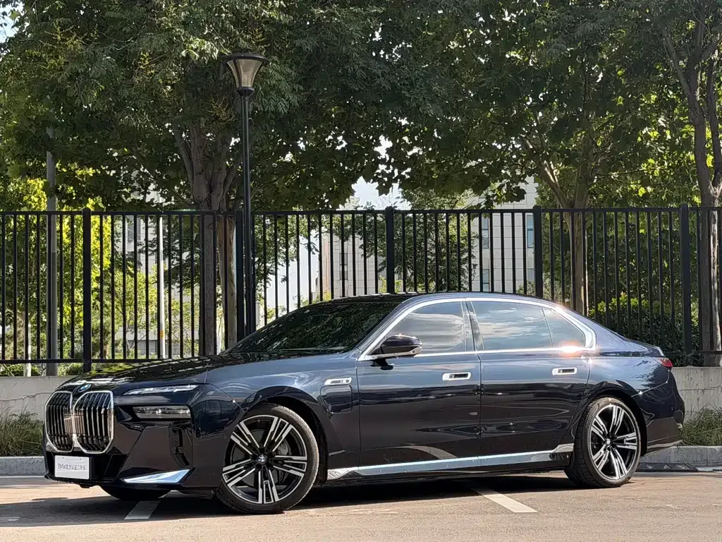 BMW i7 — фото 1