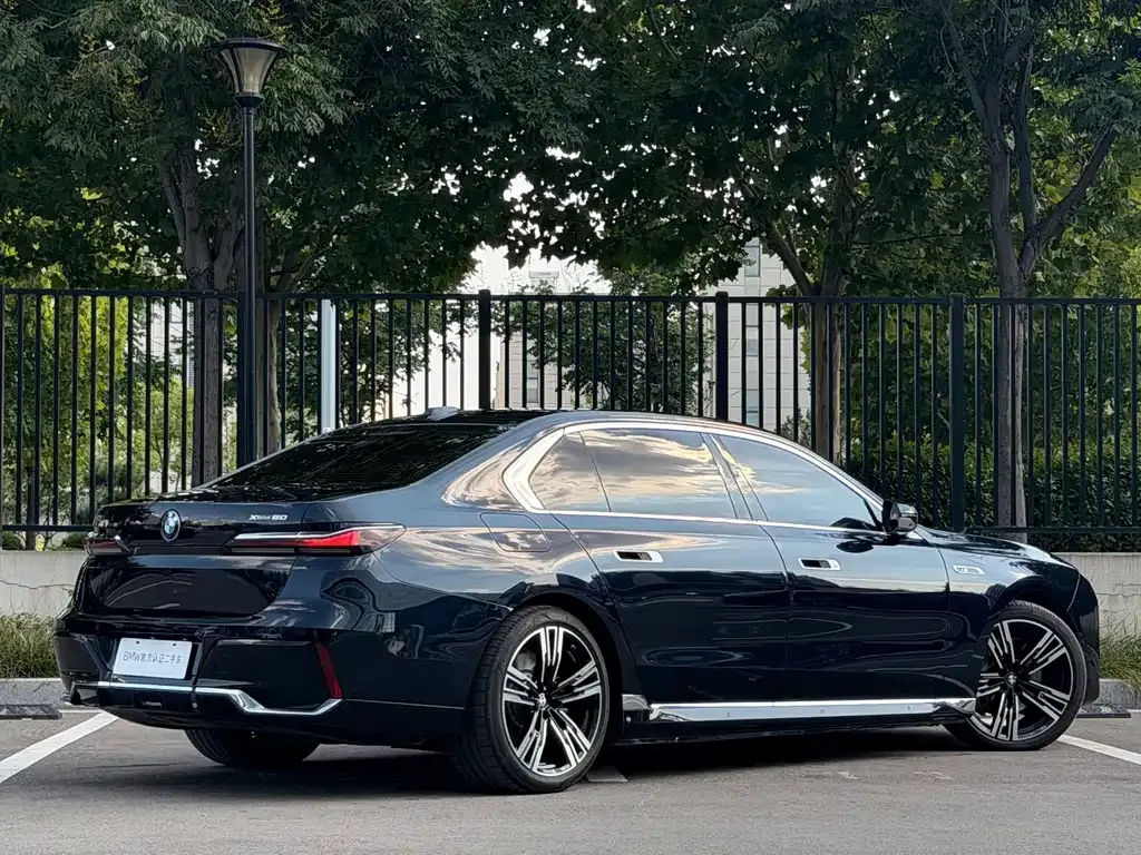 BMW i7 — фото 9
