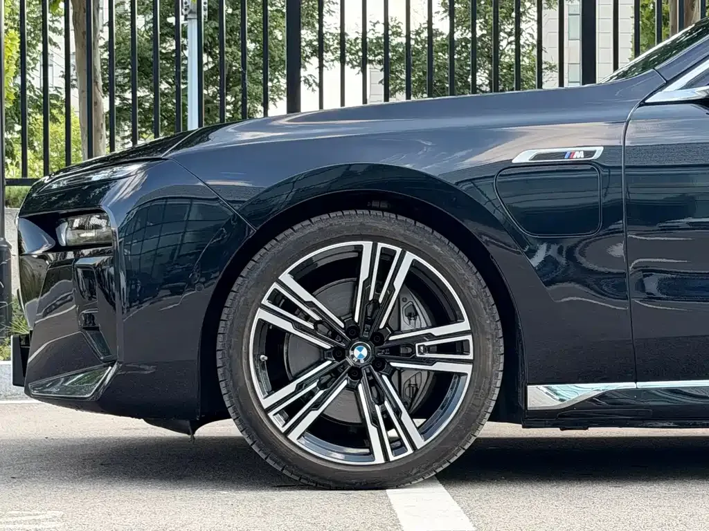 BMW i7 — фото 7