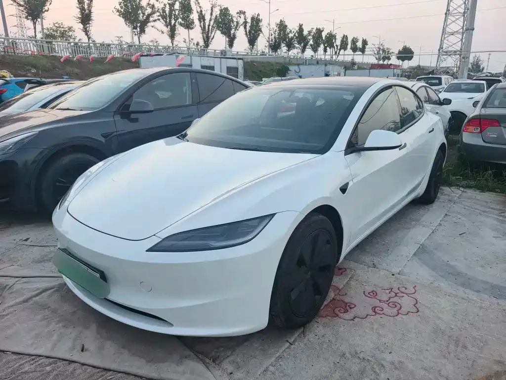 Tesla Model 3 — фото 1