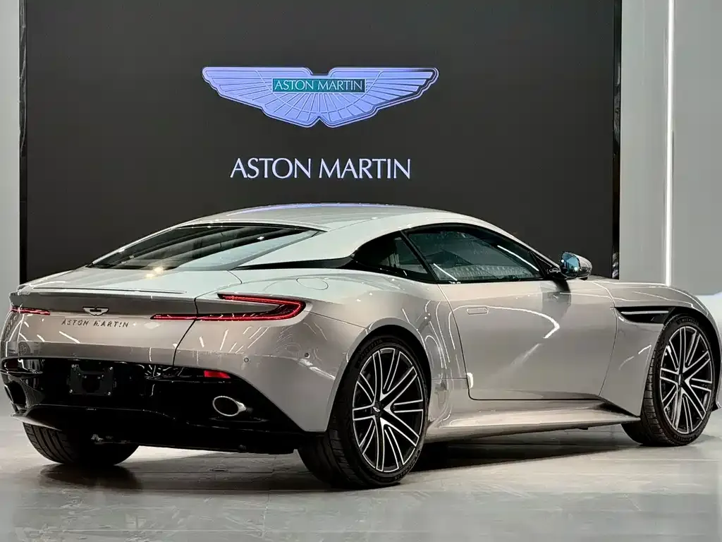 Aston Martin DB12 — фото 8