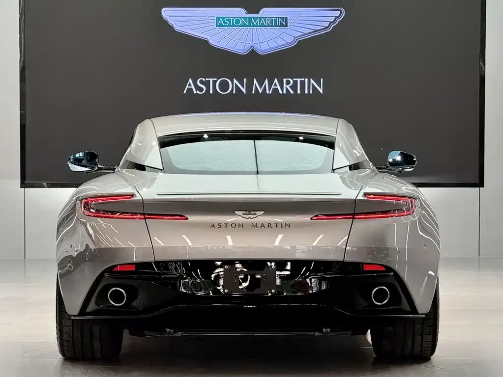 Aston Martin DB12 — фото 5