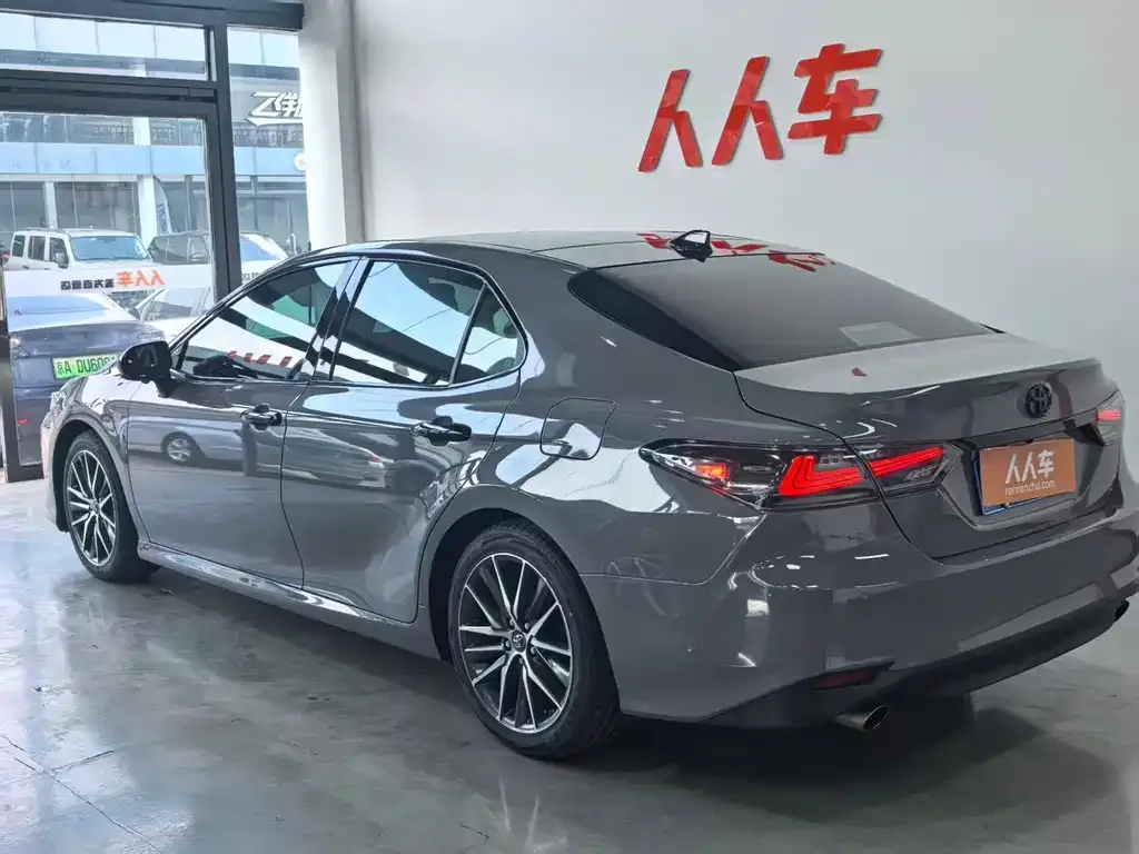 Toyota Camry — фото 6