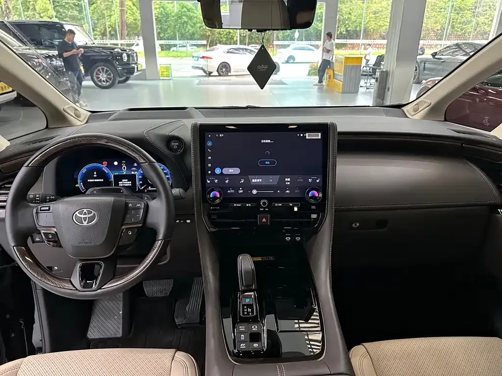 Toyota Alphard — фото 9