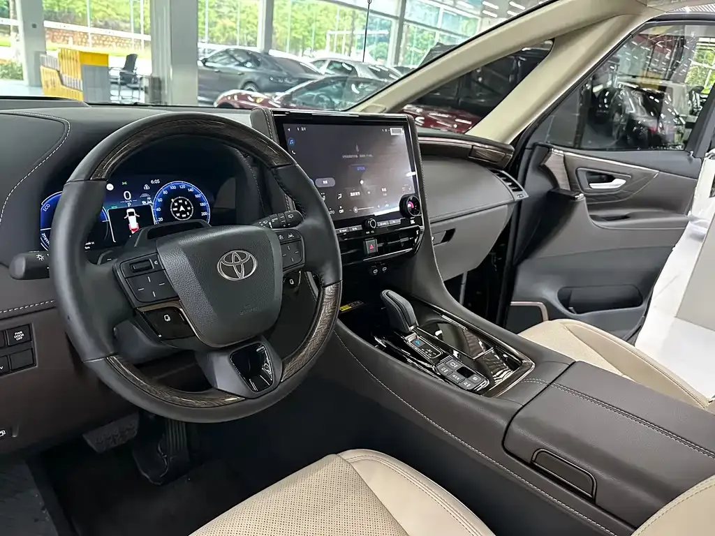 Toyota Alphard — фото 5