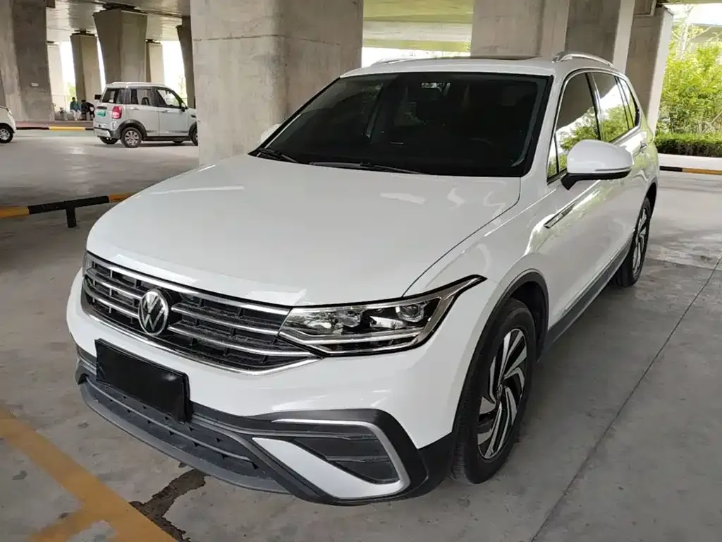 Volkswagen Tiguan L — фото 1
