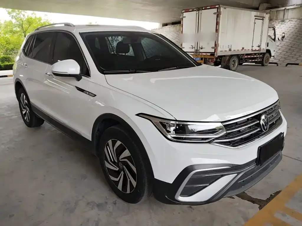 Volkswagen Tiguan L — фото 10