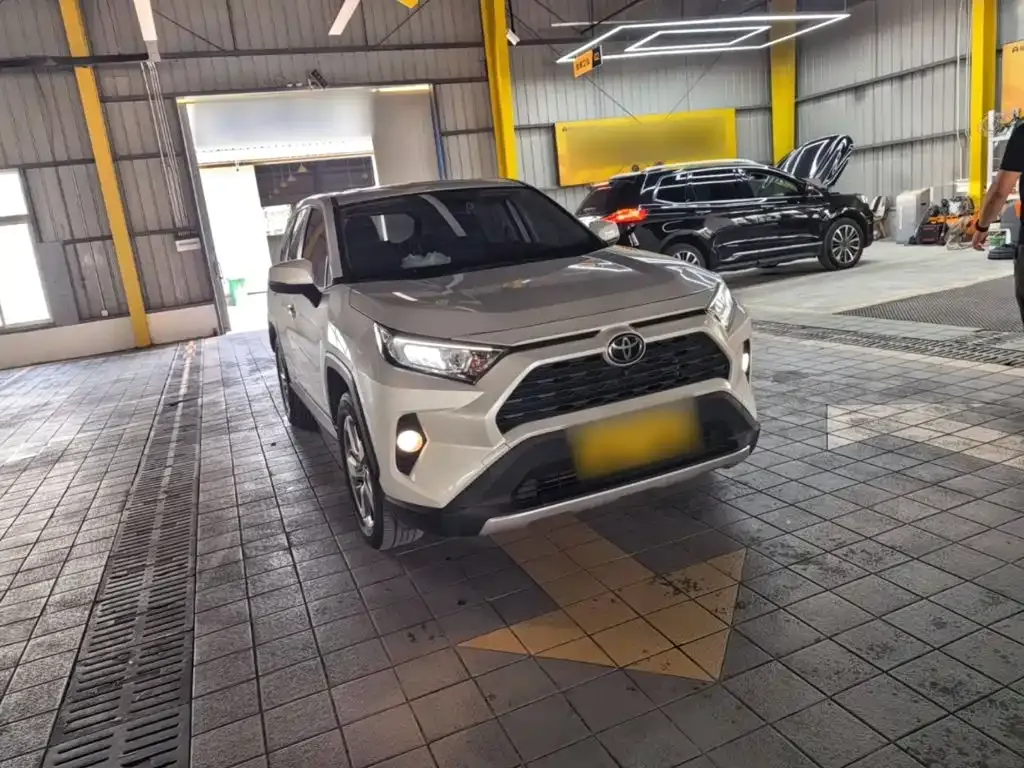Toyota RAV4 — фото 8